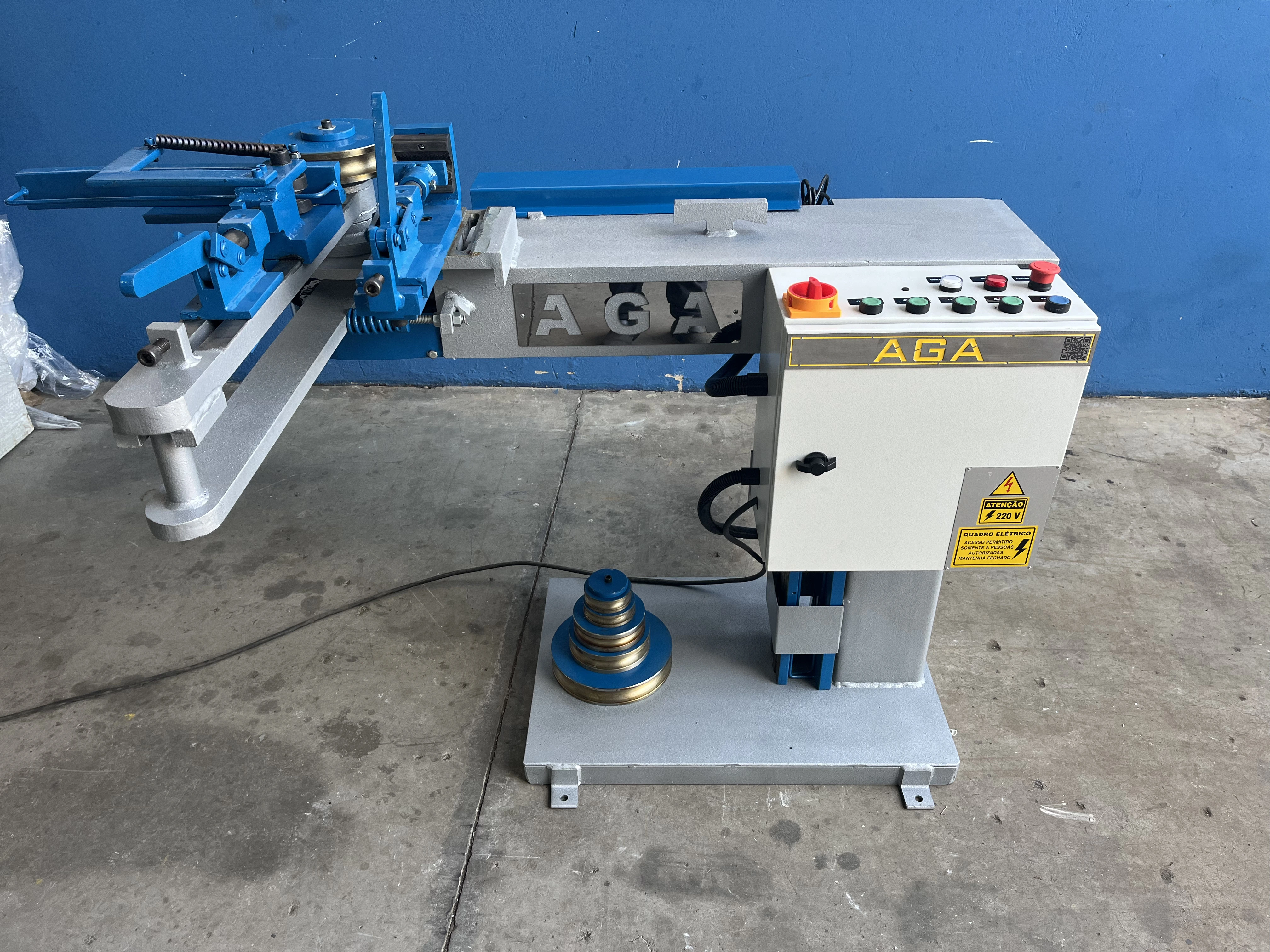 Detalhe do curvador tradicional AGA durante a dobra