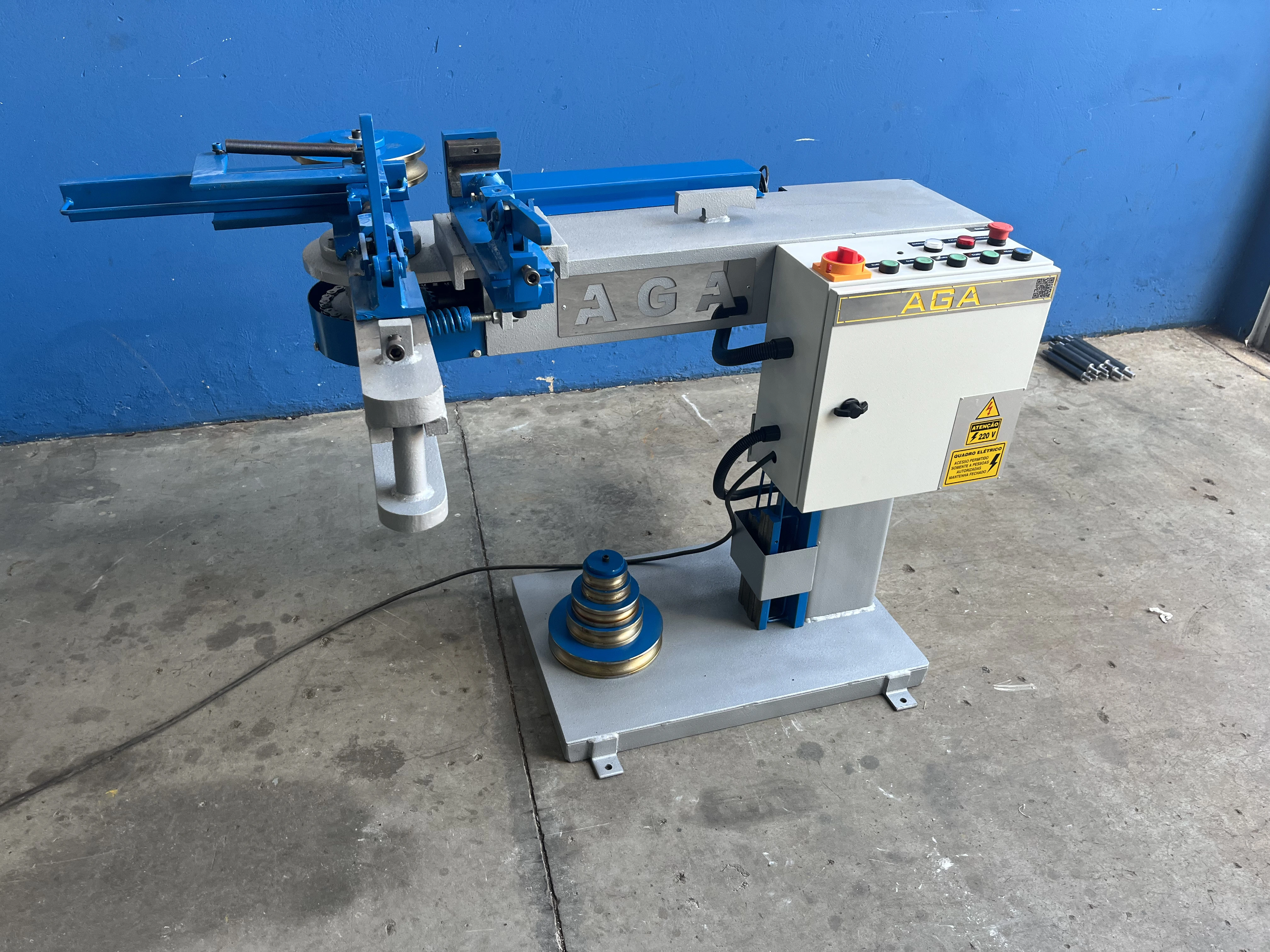 Curvador tradicional AGA em operação na fábrica