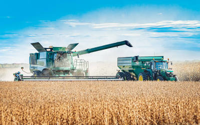 Equipamentos agrícolas — carrocerias e implementos produzidos com máquinas AGA